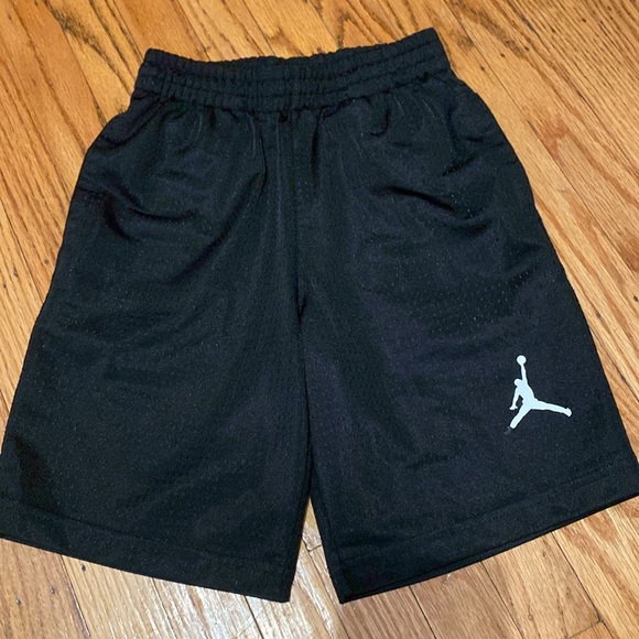 Jordan size small mesh shorts - Picture 2 of 5